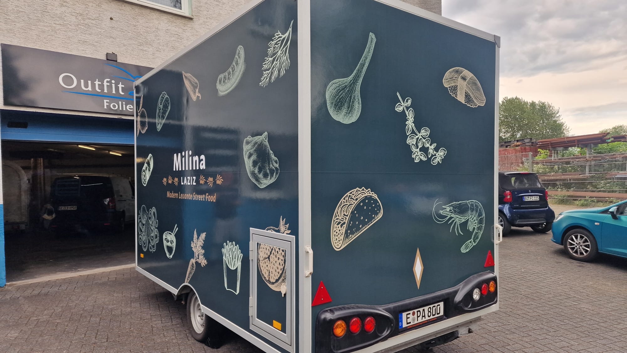 Milina Foodtruck – Seitenansicht mit Logo